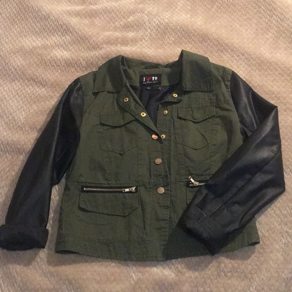 🌸 Boy meets girl green and black jacket 🌸